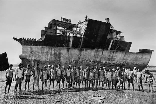 A steel-cable-transport team, Chittagong, Bangladesh, 1989