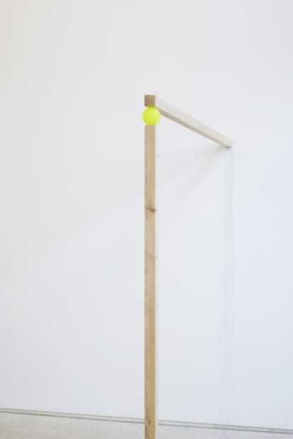꽉 잡은 손 Hands to hold tightly, lumber, rubber ball, 139x150cm, 2022
