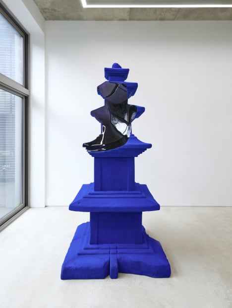 식(蝕)-Blue Pagoda, chrome plated resin, fiber, 110x110x240(h)cm, 2021