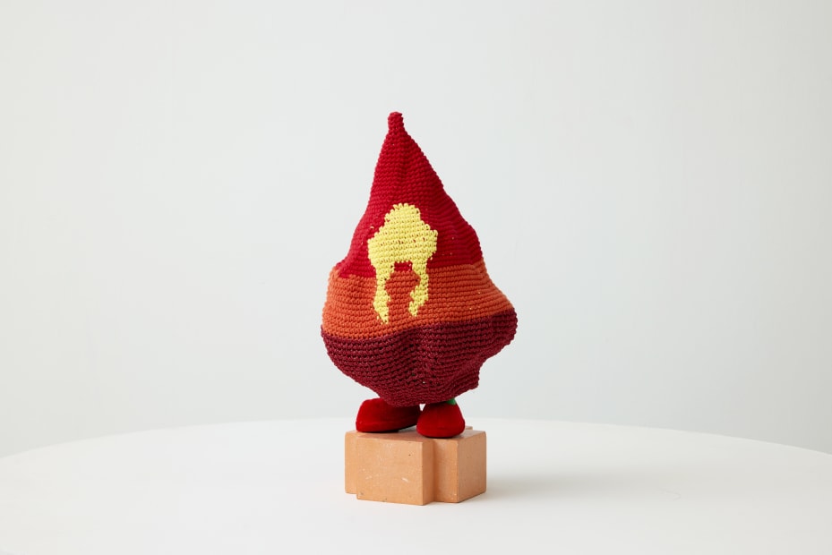 불꽃 댄스 Dance of Flames, 멜로디 인형, 털실 melody doll, yarn, 37×25×24cm, 2025 (제작 도움 정미자 production support Mija Chung)