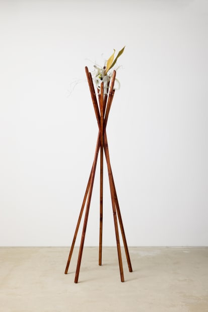 火花甁 Fire Flower Vase, 도자, 드라이플라워 ceramic, dried flowers, 30.5×16×20cm, 2025 (좌대 제작 서지우 pedestal made by Ziu Suh)