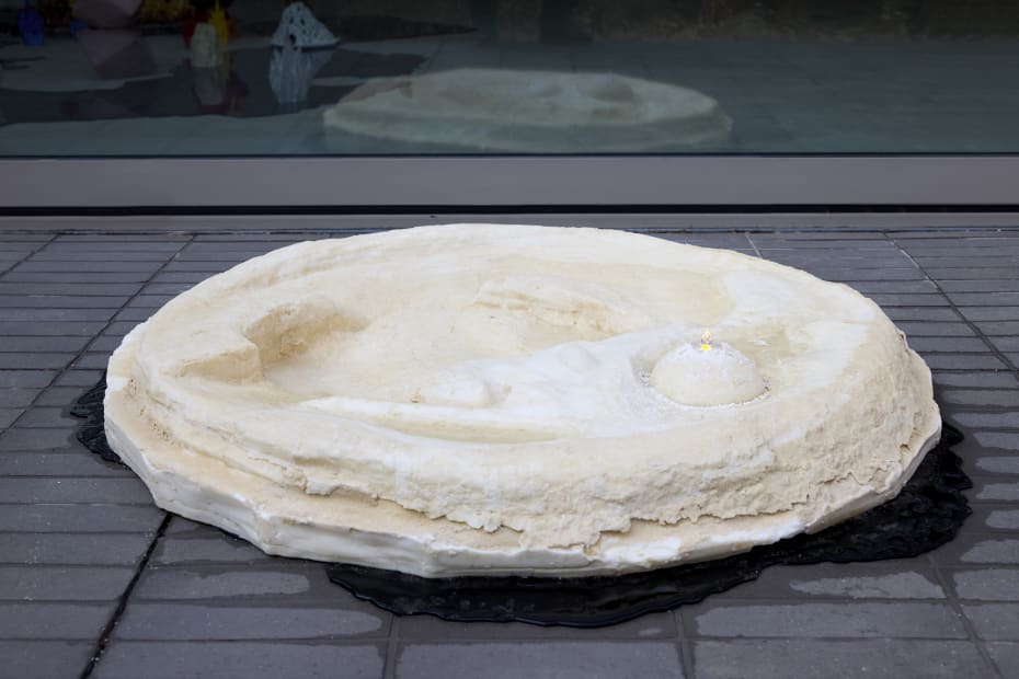호수에 떠오른 달(The Lake 2022) Moon Rising Over the Lake(The Lake 2022), 샌드캐스팅한 왁스, led 조명, sandcast wax, led light, 12×100×100cm, 2022~2025