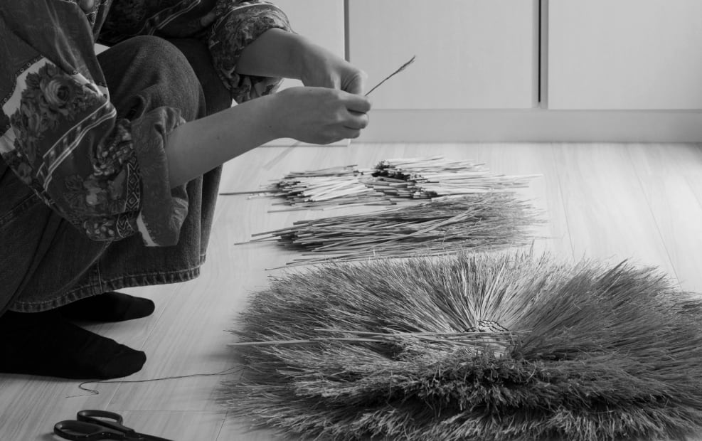 ARKO works with rice straw, a material that previously played a significant role in Japanese life, and gives it a new lease of life through her evocative sculptures