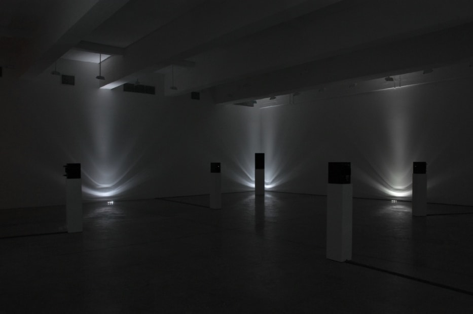 Susan Philipsz, dark installation, I see a Darkness