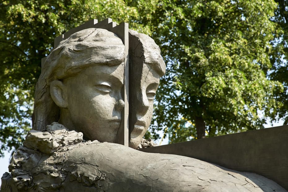 image of Mark Manders large bronze sculpture of figures in garden