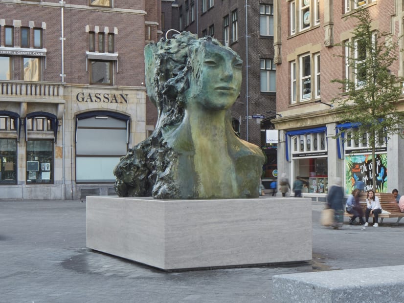 image of a sculpture of Mark Manders two green heads facing outwards
