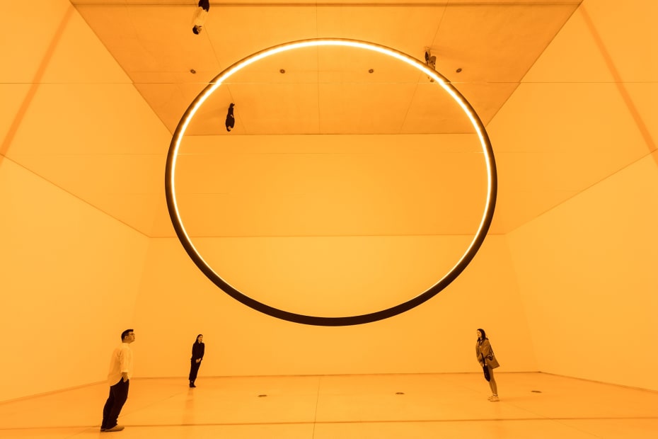 image of mirrored ceiling connecting a semi circle sculpture