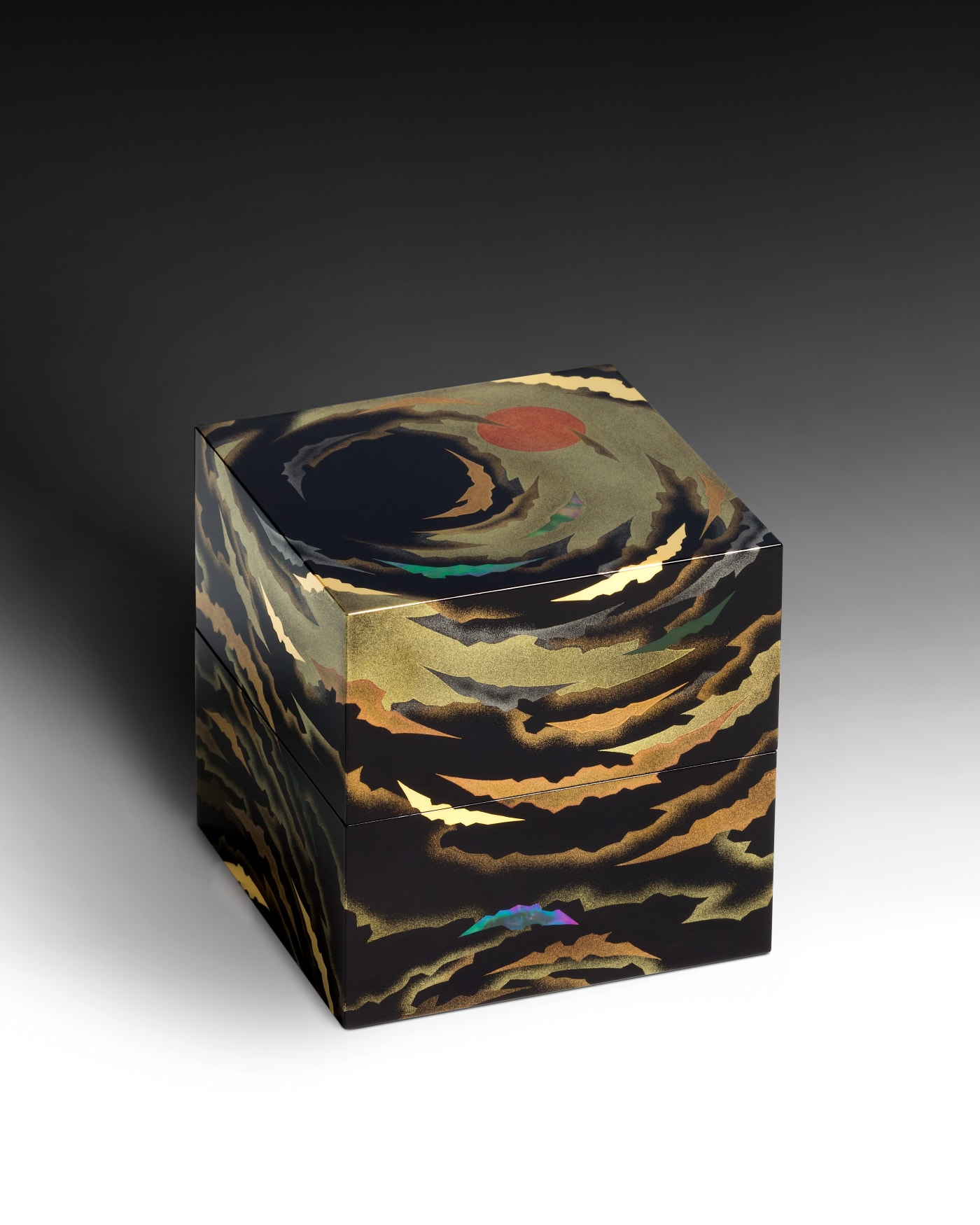 Yoshio Okada, “One Sky, Twin Circles” Kanshitsu Box with Sprinkled Design of Celestial Phenomena, 2020