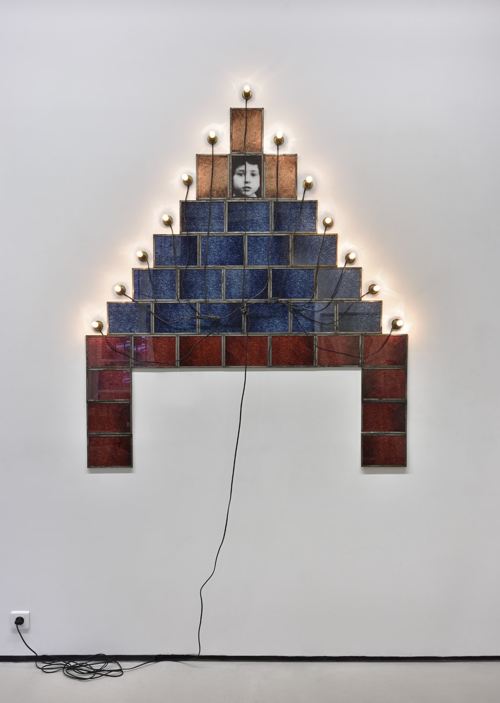 Christian BOLTANSKI Série des Monuments 170 cm x 145 cm 66.9 x 57.1 inches