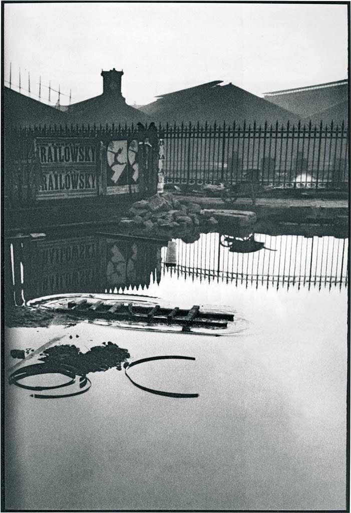 Isabelle Le Minh, Derrière la Gare Saint Lazare, Paris, 1932 | Série Trop tôt, trop tard (After Henri Cartier-Bresson), 2007