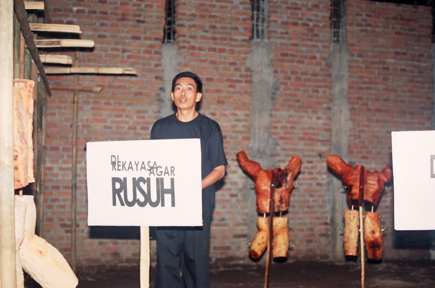 FX Harsono, Korban 1 / Yang Mati dan Yang Terbakar, 1998