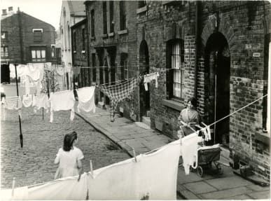 Roger Mayne, Leeds (Washing lines in street), 1959