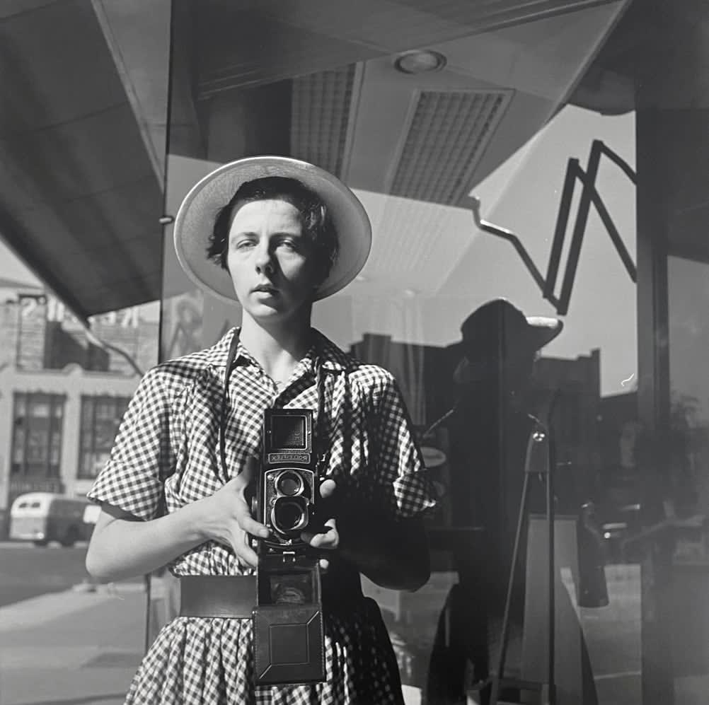 Vivian Maier Self-portrait Tirage gélatino-argentique, posthume 30.48 x 30.48 cm 12 x 12 in Dim. papier: 50,8 x 40,5 cm