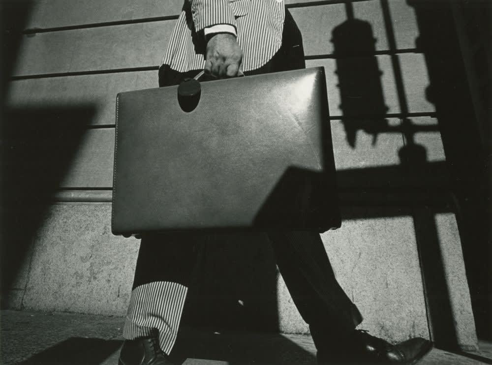 Ray K. Metzker City Whispers, Philadelphia Tirage gélatino-argentique d'époque, réalisé par l'artiste 17,8 x 13,8 cm Dim. papier: 25,4 x 20,4 cm