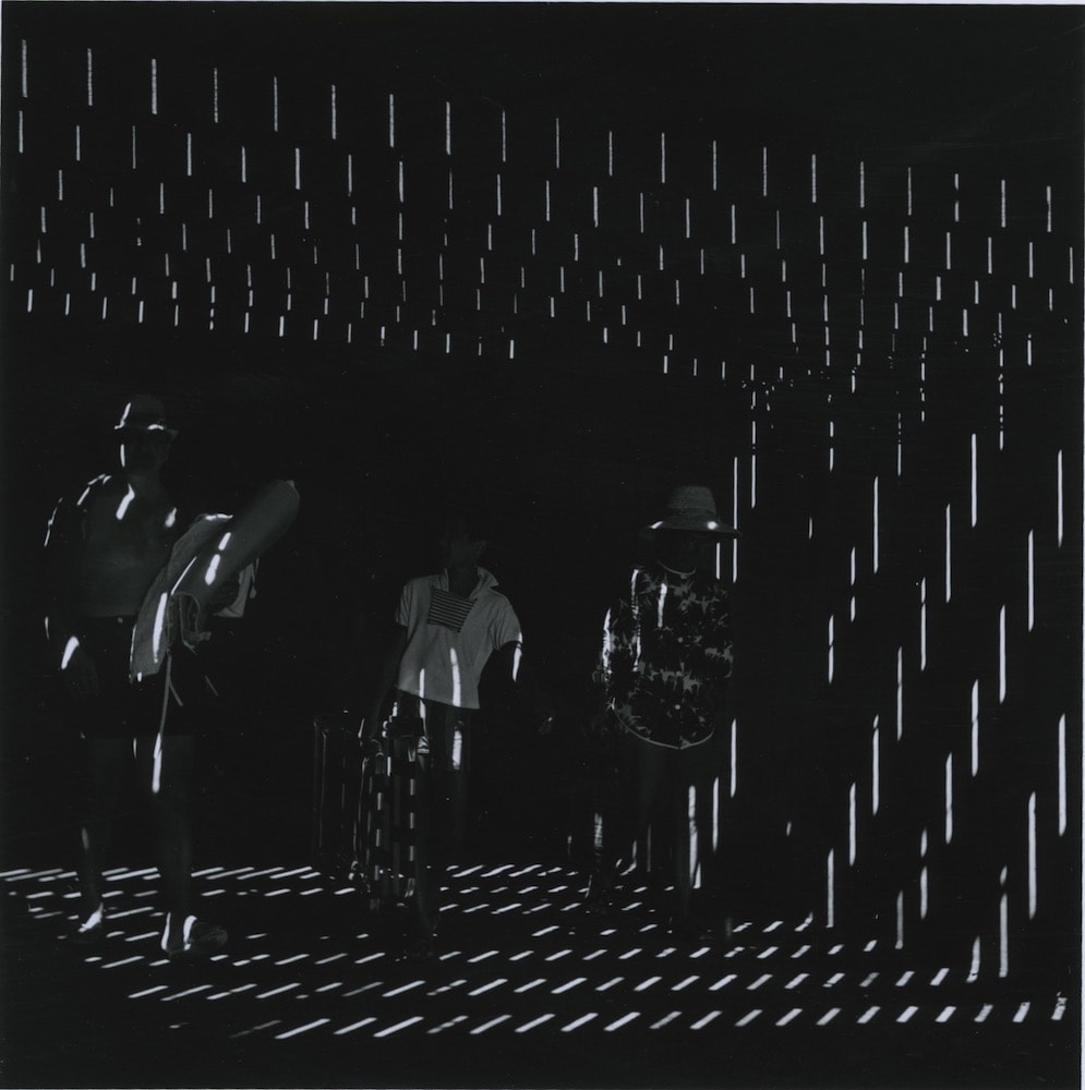 Ray K. Metzker Under the boardwalk, Atlantic City Tirage gélatino-argentique postérieur, réalisé par l'artiste 15,2 x 15,2 cm Dim. papier: 20,3 x 25,4 cm