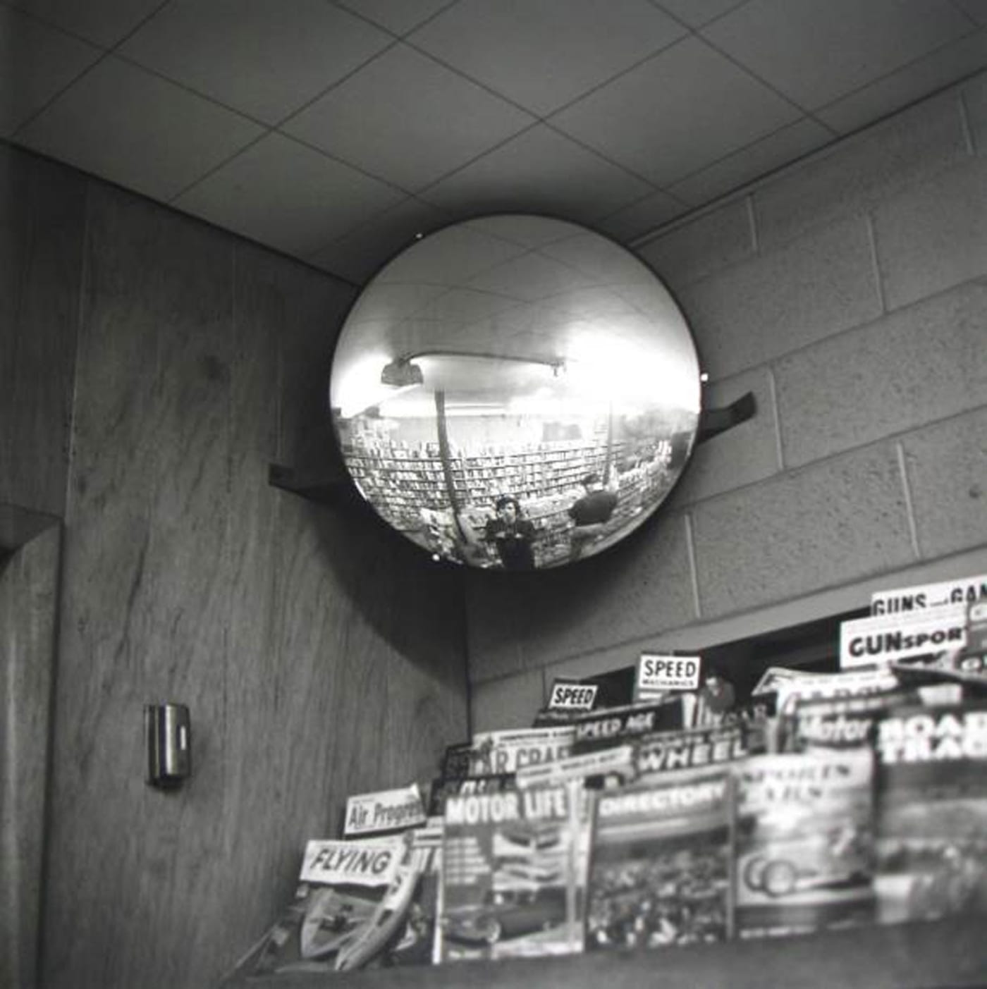 Vivian Maier Self-portrait, Chicago area Tirage gélatino-argentique, posthume 30 x 30 cm Dim. papier: 40 x 50 cm
