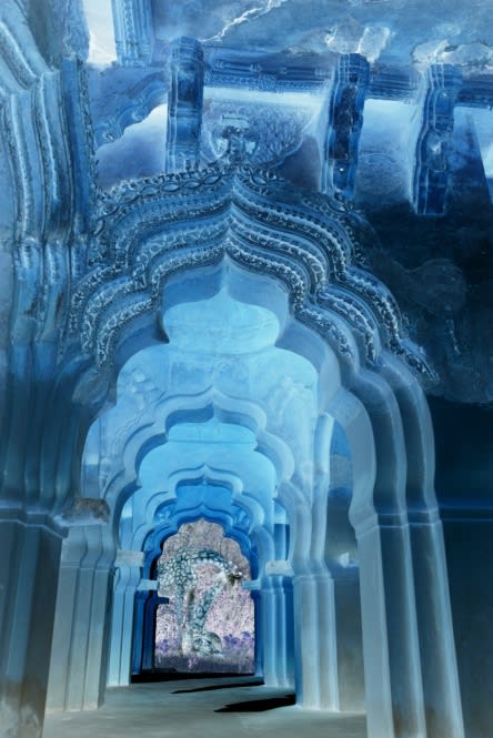 NAM KI SUNG, KISSING GIRAFFES IN HAMPI, 2009