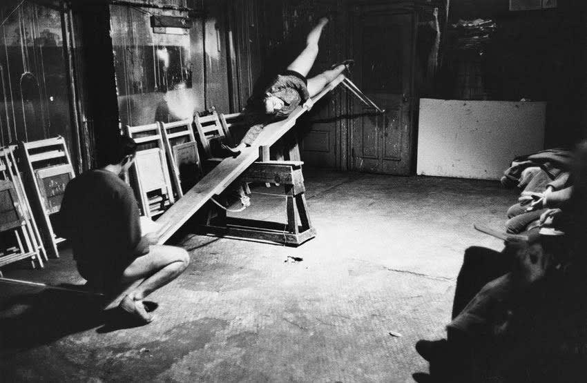 6 - Simone Forti, See Saw, 1960. Performance. Esquerda: Robert Morris, direita: Yvonne Rainer © J. Paul Getty Trust, fotografia © Getty Research Institute, Los Angeles (2014.M.7). Fotografia: Robert R. McElroy.