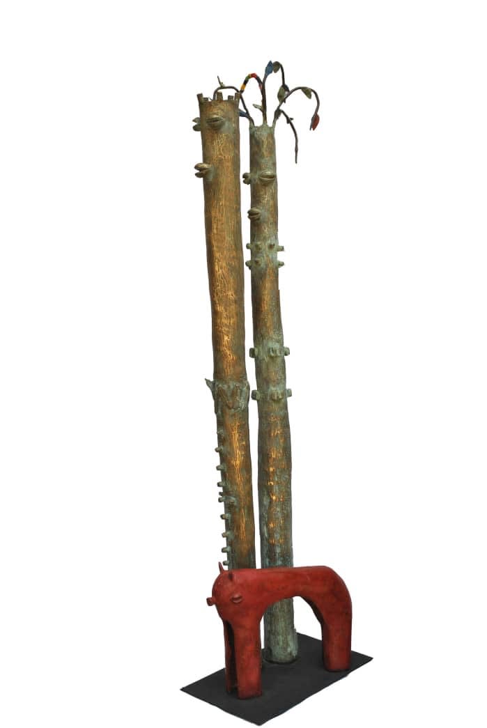 Ky Siriki Couple au cochon rouge, 2021 Bronze sculpture with beading, height 143 cm / height 56 1/4 in