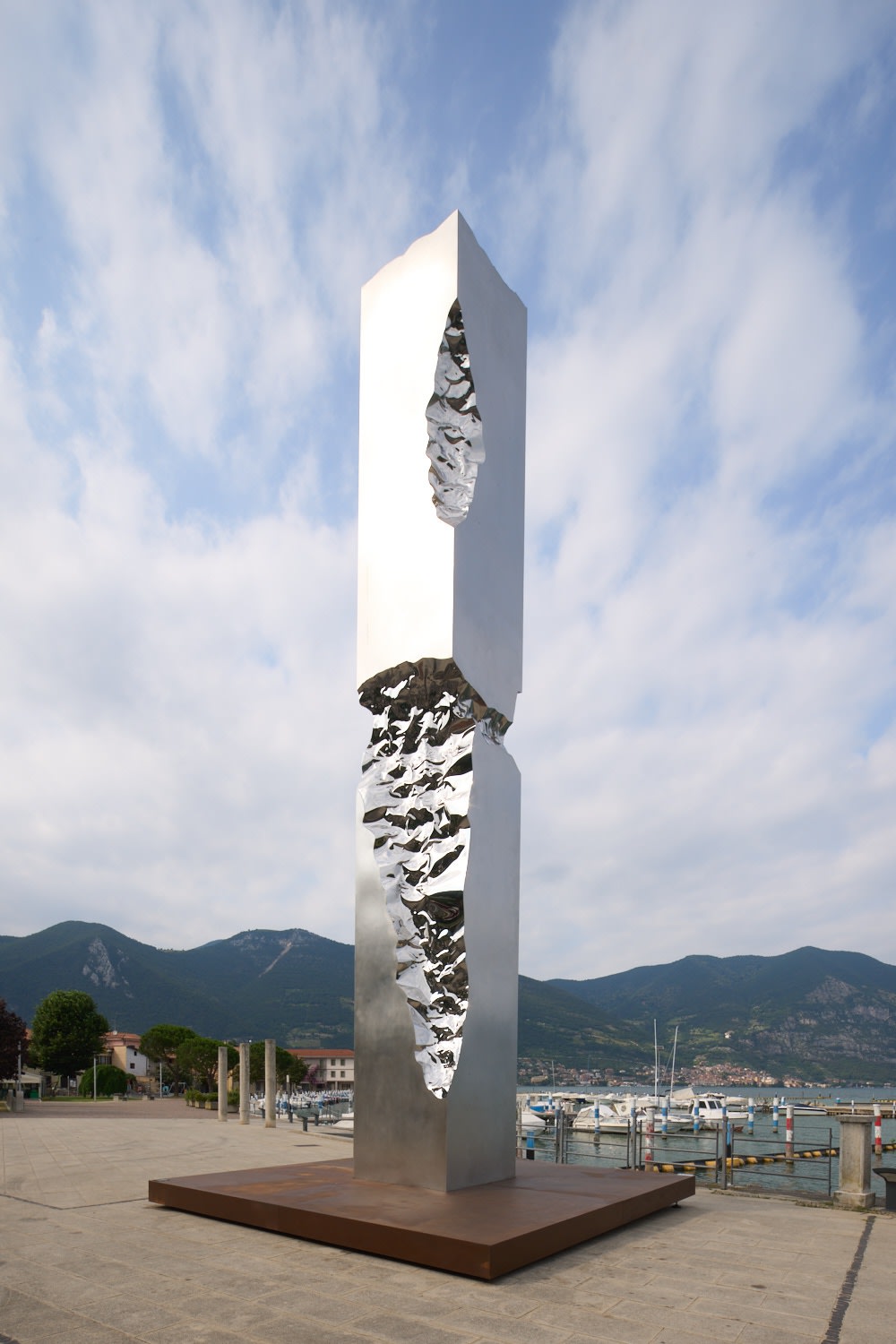 ACQUARIATERRAFUOCO. L'Opera di Helidon Xhixha sul lago d'Iseo