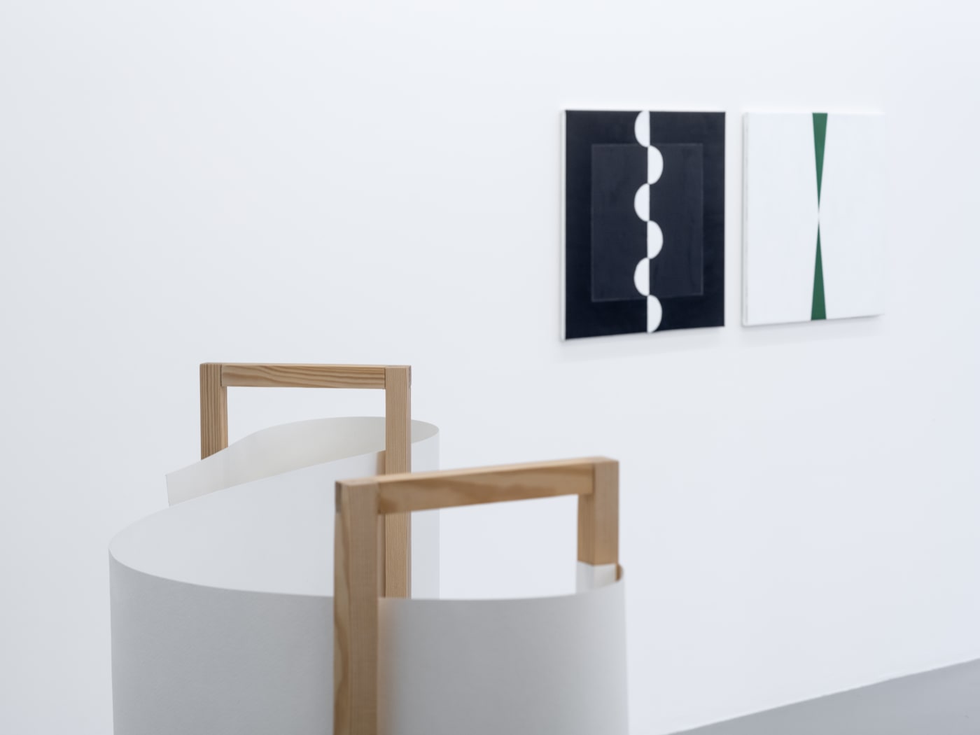 Installation view, Helén Svensson, Kvinnorna, 2025, Galleri Duerr. Photo: Jean-Baptiste Béranger.