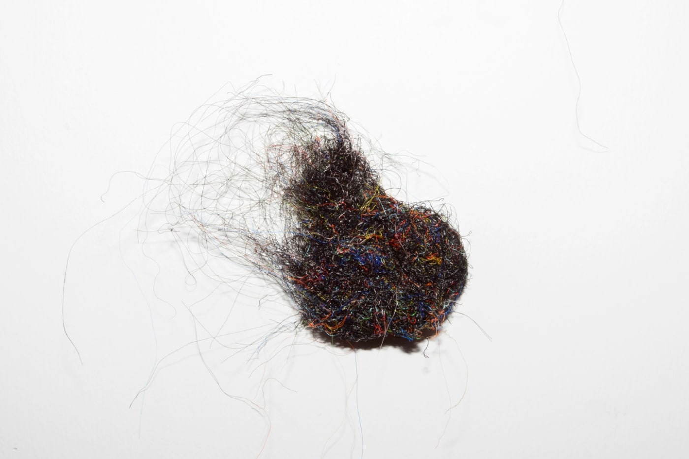 Tilfelli, 2014 gervihár Nonsicle, 2014 synthetic hair ca. 5 x 5 cm HRA0068