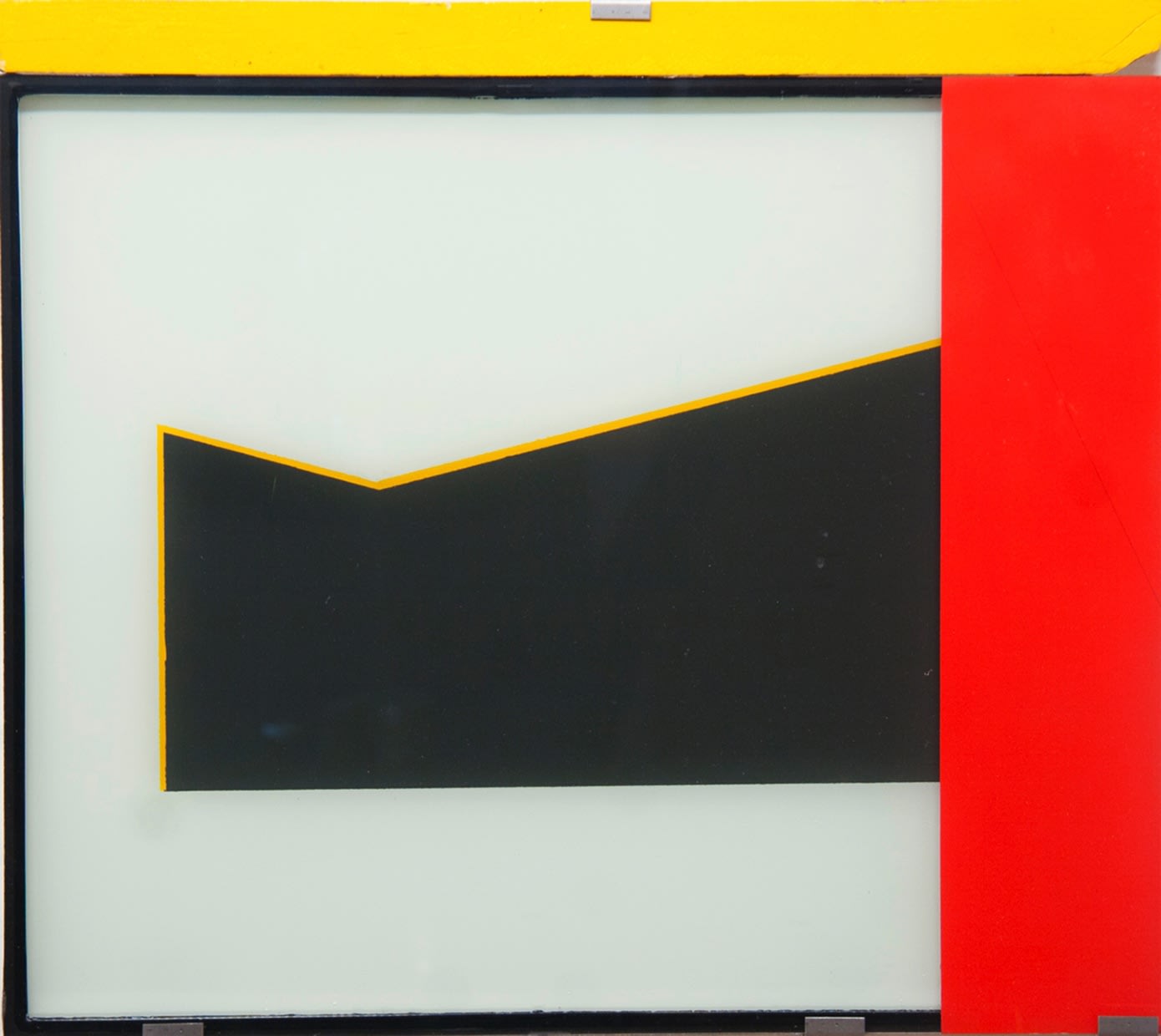 Magnús Helgason Fallin naumhyggja, 2014 fundin efni, gler Fallin naumhyggja, 2014 found material, gler 53 x 59 cm MH0004