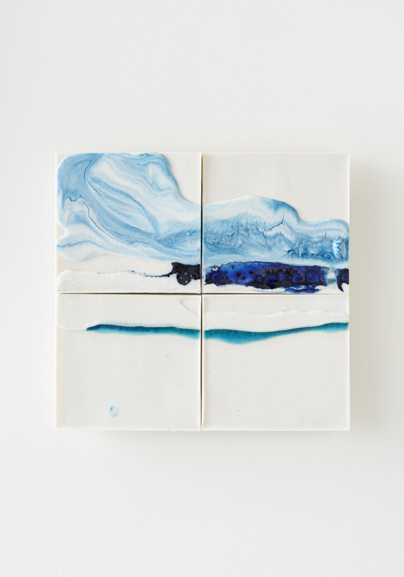 あはうみのつちときおくIII - ii/ Biwa Lake' s Horizons III - ii 2022, 信楽透土、顔料、釉薬/ Ceramic, pigments, glaze L24.5 x W25.5 x H1 cm