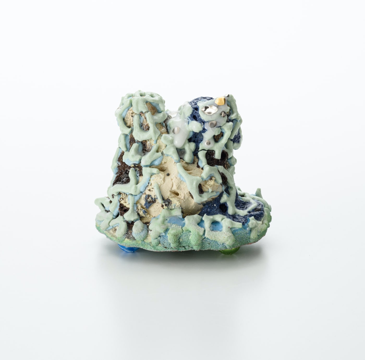 雨のにおい403022/ The smell of rain 403022 2022, 粘土、釉薬、金彩、銀彩(作品裏側:メディウ ム、アクリル絵具、スーパーボール)/ Ceramic clay, glaze, gold, silver, (Back side: medium, acrylic paint, super ball) H10.5 × W11.5 × D10 cm
