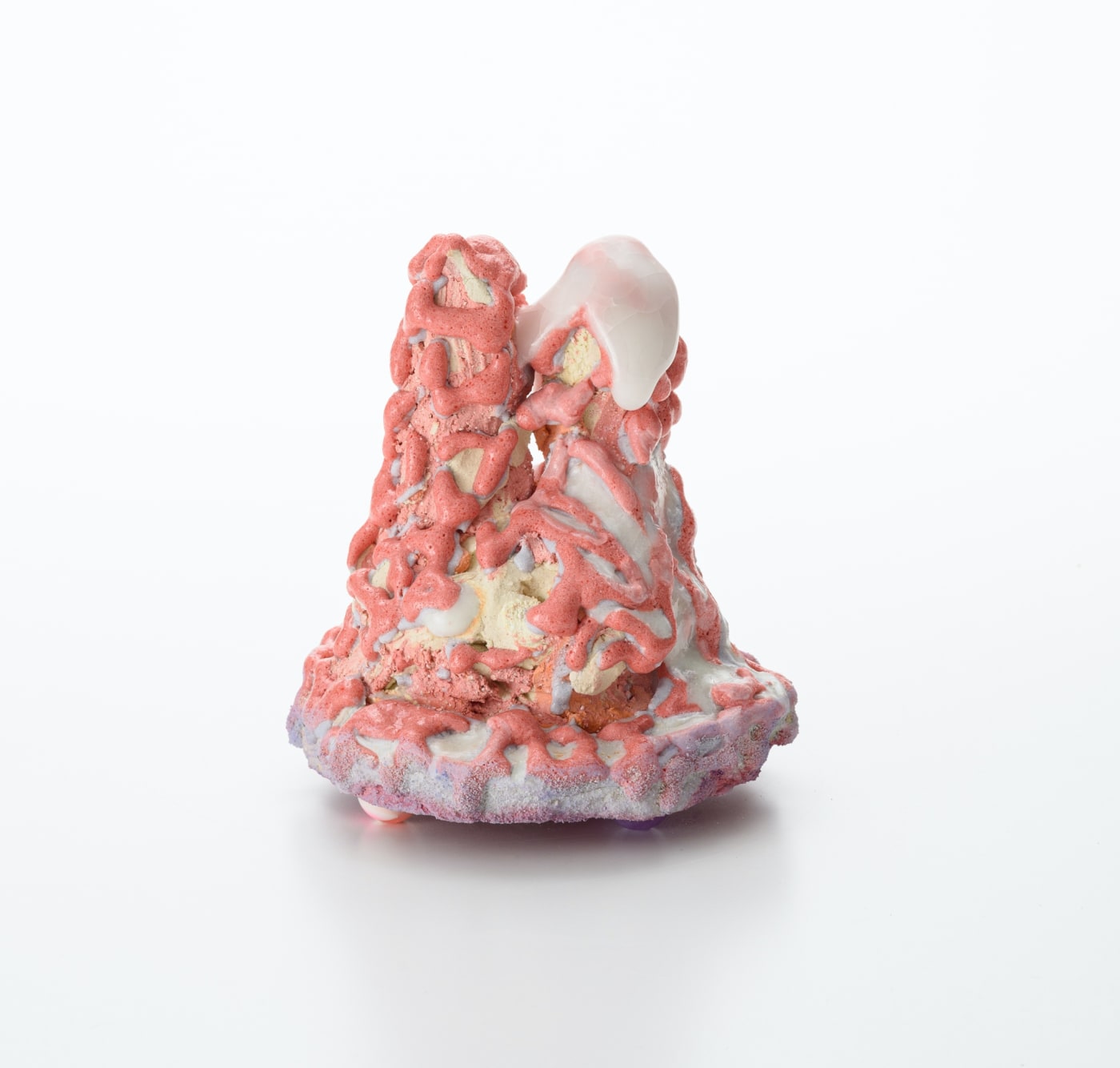 リラックスしたかたち603022/ Relaxed form 603022 2022, 粘土、釉薬、(作品裏側:メディウム、アクリ ル絵具、スーパーボール)/ Ceramic clay, glaze, (Back side: medium, acrylic paint, super ball) H15.3 × W12.5 × D13.5 cm