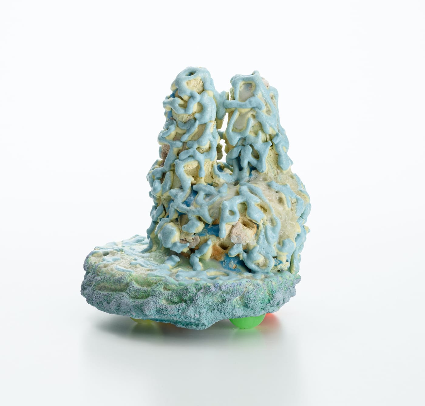 雨のにおい903022/ The smell of rain 903022 2022, 粘土、釉薬、(作品裏側:メディウム、アクリ ル絵具、スーパーボール)/ Ceramic clay, glaze, (Back side: medium, acrylic paint, super ball) H17.5 × W15 × D15.5 cm