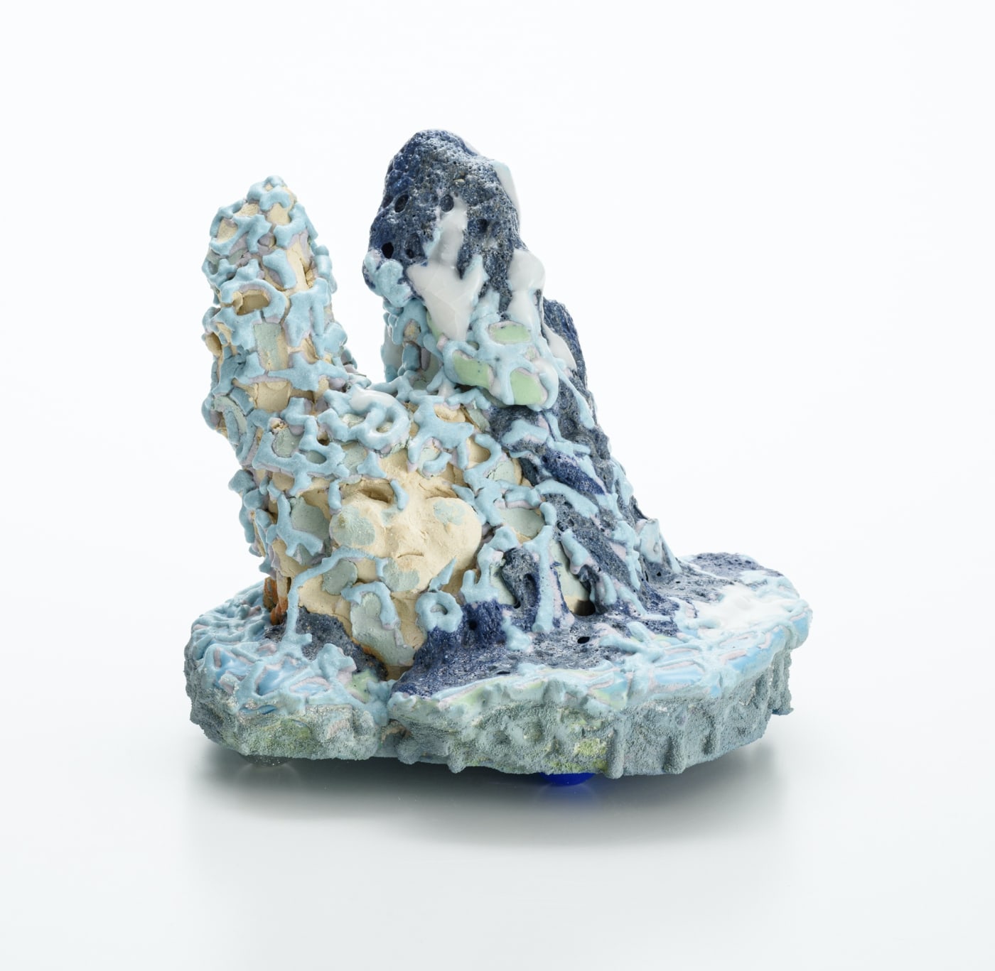 雨のにおい313022/ The smell of rain 313022 2022, 粘土、釉薬、(作品裏側:メディウム、アクリ ル絵具、スーパーボール)/ Ceramic clay, glaze, (Back side: medium, acrylic paint, super ball) H20 × W20.5 × D20 cm