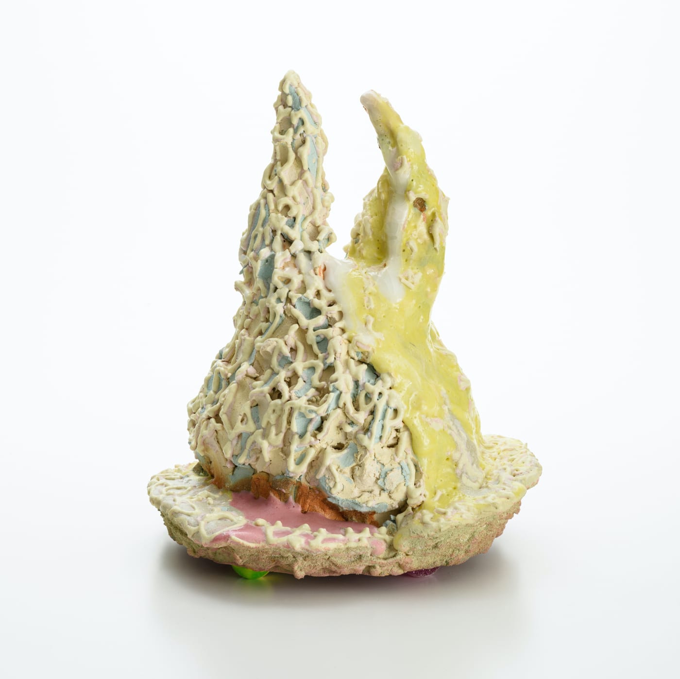 ほほえんだ523022/ Smile 523022 2022, 粘土、釉薬、(作品裏側:メディウム、アクリ ル絵具、スーパーボール)/ Ceramic clay, glaze, (Back side: medium, acrylic paint, super ball) H34.5 × W27 × D28.5 cm