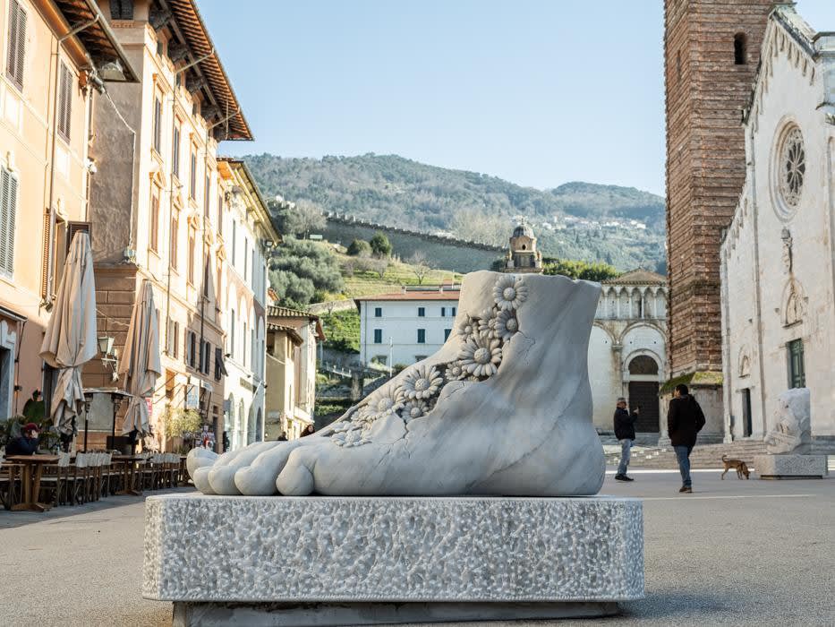 The monumental sculpture "Daisy Foot" in the Piazza del Duomo in Pietrasanta.