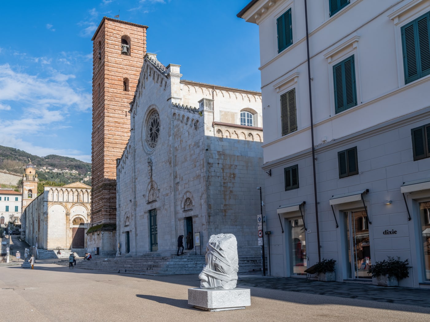 The monumental sculpture "Homage to Mitoraj" in the Piazza del Duomo in Pietrasanta.