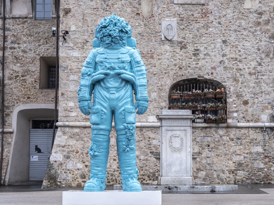 The great work "Spaceman Light Blue" in Piazza Carducci in Pietrasanta.