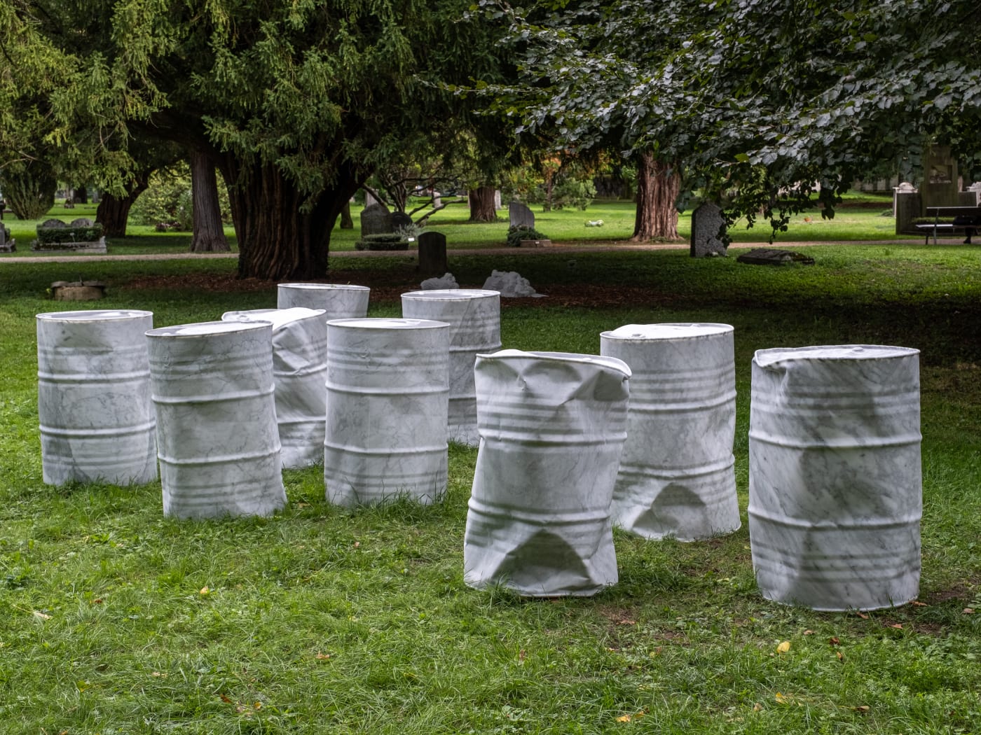 photo of the Black Gold Artwork at geneve cementary