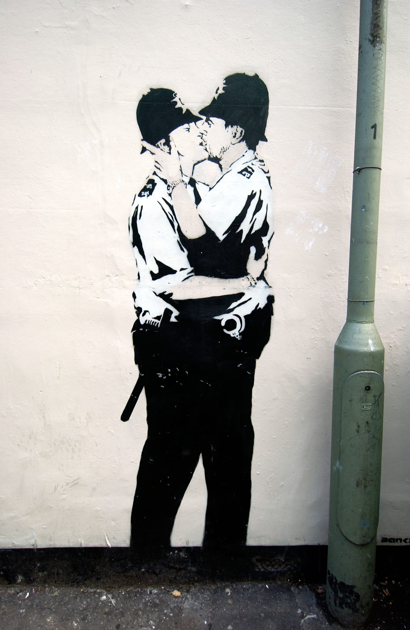 2004: Kissing Coppers: Brighton, England