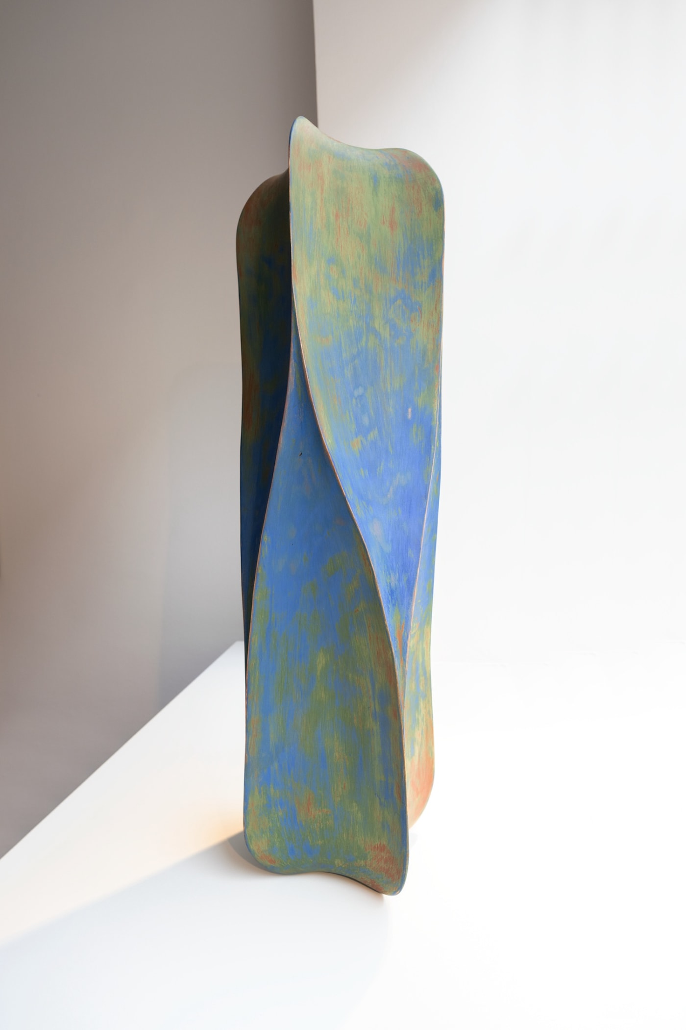 Paul Diestel, column, 2023, Pappelholz, Erdpigment, Kalk, Hasenleim, 92 x 30 x 30 cm