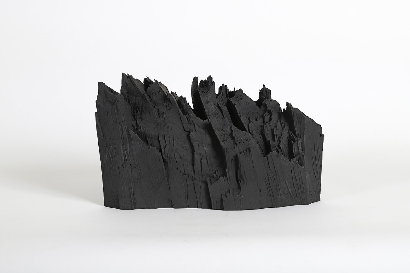 Stephan Wurmer, Holzskulptur Taurusnacht, 2022, Zeder, bemalt, 21 x 36 x 11 cm