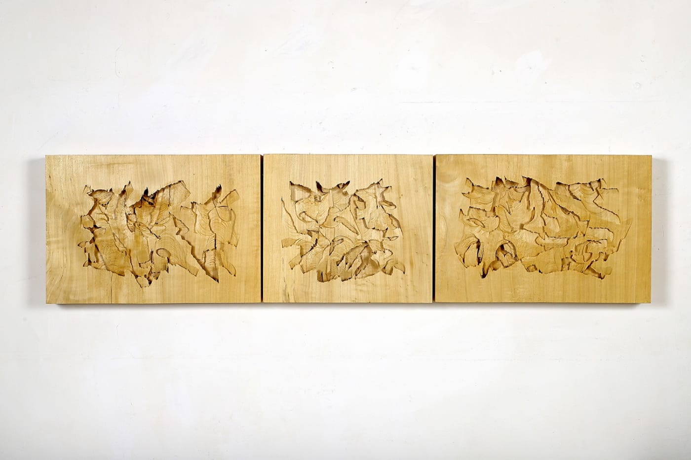 Holzskulptur "aus meinem archäologischen Tagebuch"von Künstler Stephan Wurmer, 2016, in  Pappel, dreiteilig 31 x 134 x 7 cm