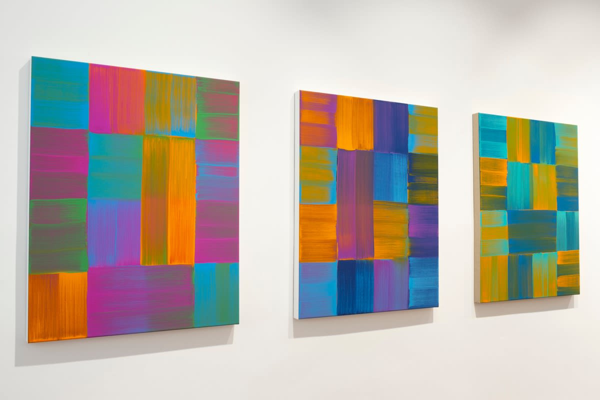 Rupert Eder, silent watcher (links und Mitte) und orbit (rechts), 2021, Öl auf Leinen, je 100 x 80 cm