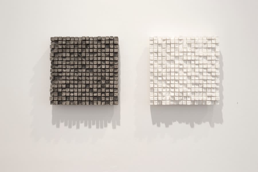 Dieter Kränzlein, o.T., 2020, Marmor weiß und grau eingefärbt, je 30 x 30 cm