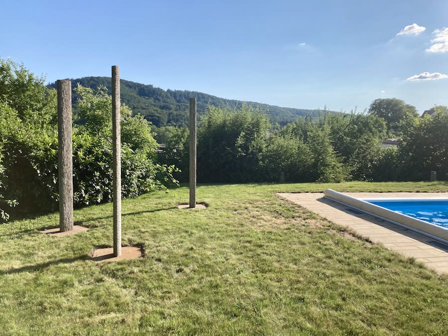 Dieter Kränzlein, Stele, 2020, Muschelkalk, je ca. 220 x 22 x 10 cm