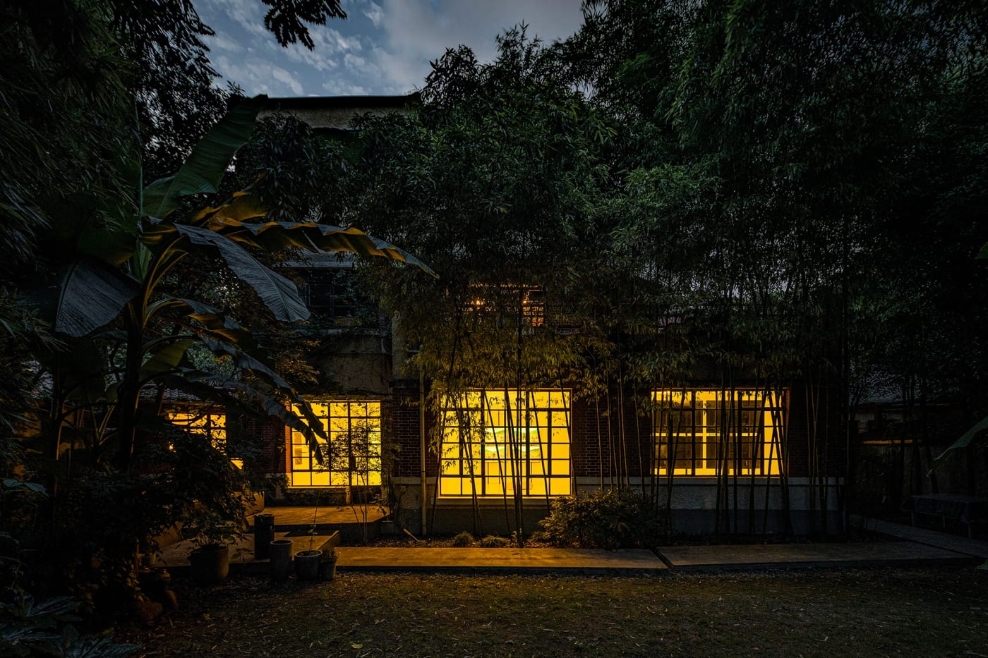 Yao Cong: Flies beyond the Clouds