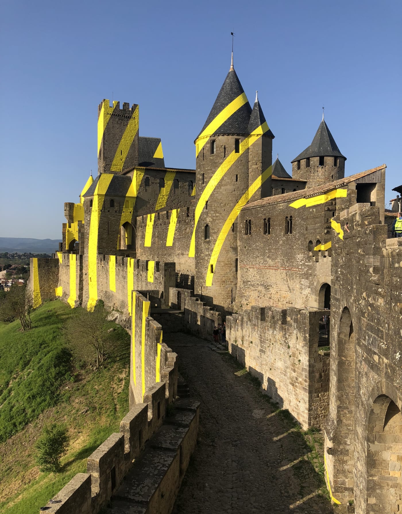 Felice Varini Concentriques Excentriques Château et remparts de la Cité de Carcassonne, Porte d’Aude Carcassonne France