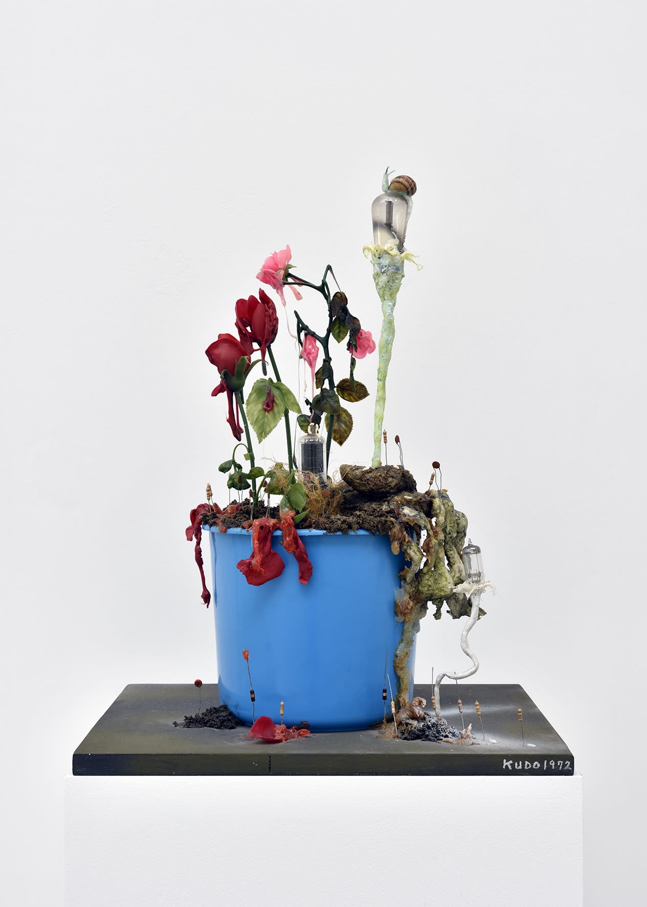Tetsumi Kudo Untitled , 1972 Signé et daté Plastique, resine, cellulose, peinture, terre, resistances, ampoule TSF sur socle bois Plastic, resin, cellulose, paint, earth, resistances, TSF bulb on a wooden base 63.5 x 46 x 37 cm 24.8 x 18.11 x 14.57 in