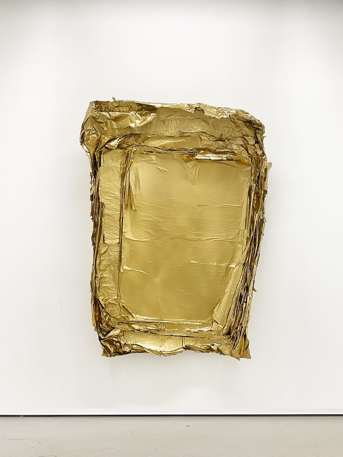 Éric Baudart conCav or, 2022 Aluminium, papier, peinture, mastic Aluminium, paper, paint, mastic 189 x 136 x 32 cm 74 3/8 x 53 1/2 x 12 5/8 inches ©Photo: Rebecca Fanuele
