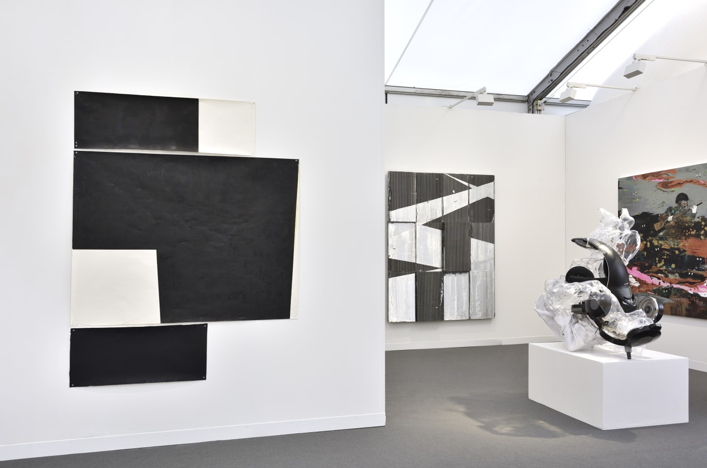 Vue du stand F05 de la foire Paris+ par Art Basel au Grand Palais Éphemère Photo © Rebecca Fanuele