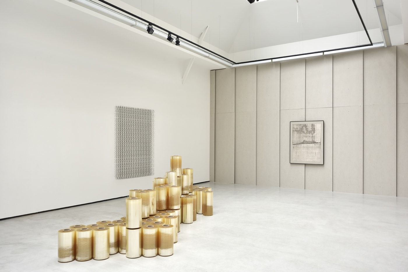 Exhibition view of corps simple corps composé, by Eric Baudart. Galerie Christophe Gaillard, Paris, 2022. © Photo: Rebecca Fanuele.